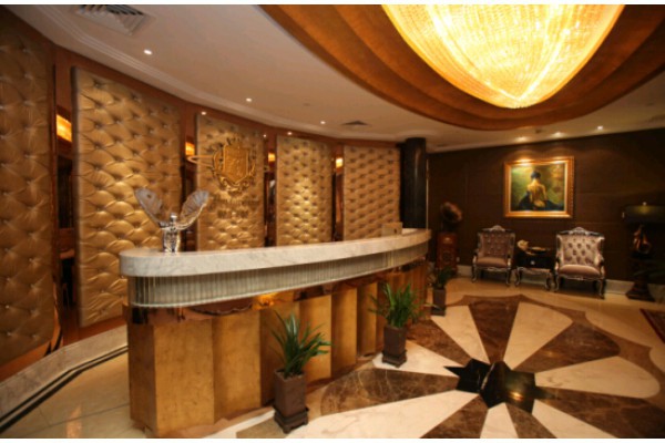 武汉街头喝茶姑娘，风情万种引围观(武汉喝茶一条街)